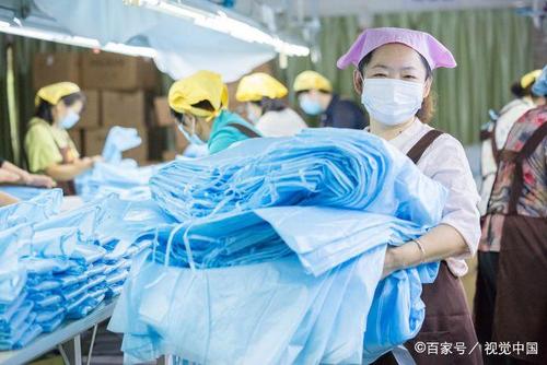 江苏南通:积极转型升级,村服装工厂加紧生产出口日本防护服