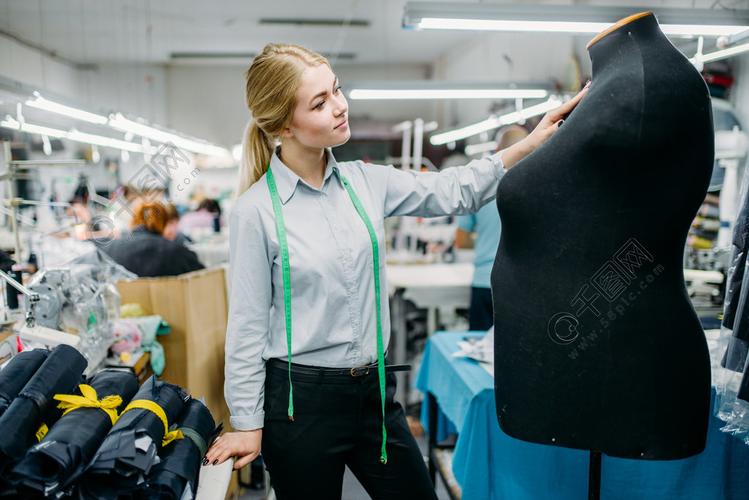 服装设计师在人体模特上测量一件衣服在缝纫工厂生产服装测量裁缝裁缝